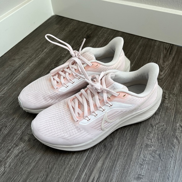 Nike Pegasus running shoe in pink, size 7 - Picture 1 of 4